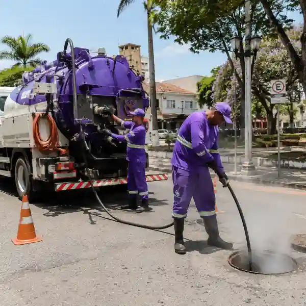Equipe uniformizada da Desentupidora Descomplica com caminhão de hidrojateamento