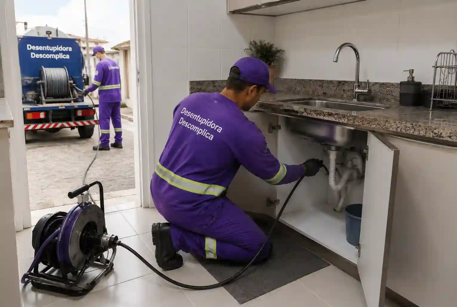 Técnico realizando desentupimento de pia em São Paulo
